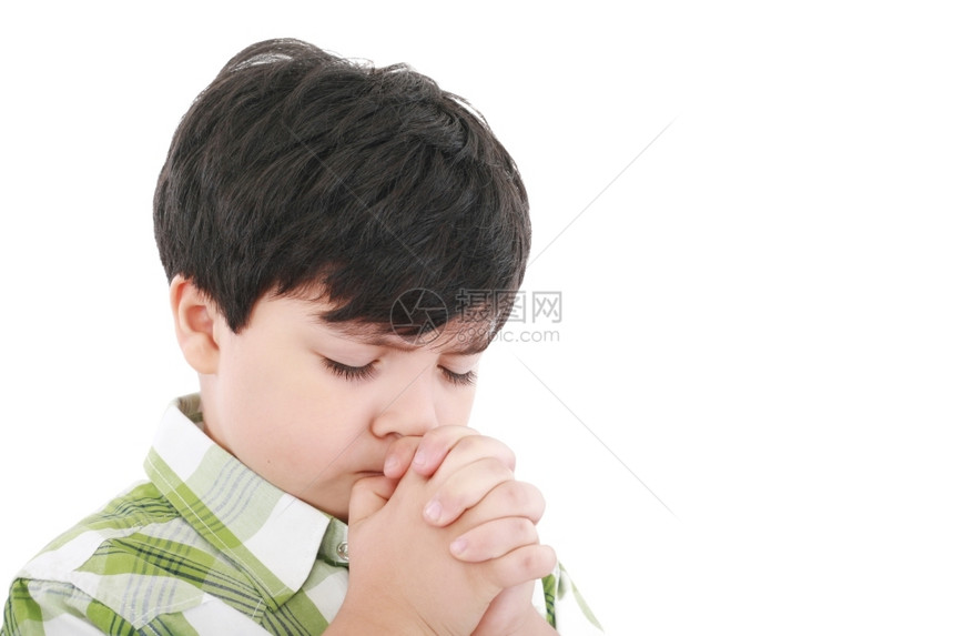 抱拳祈祷的小男孩图片