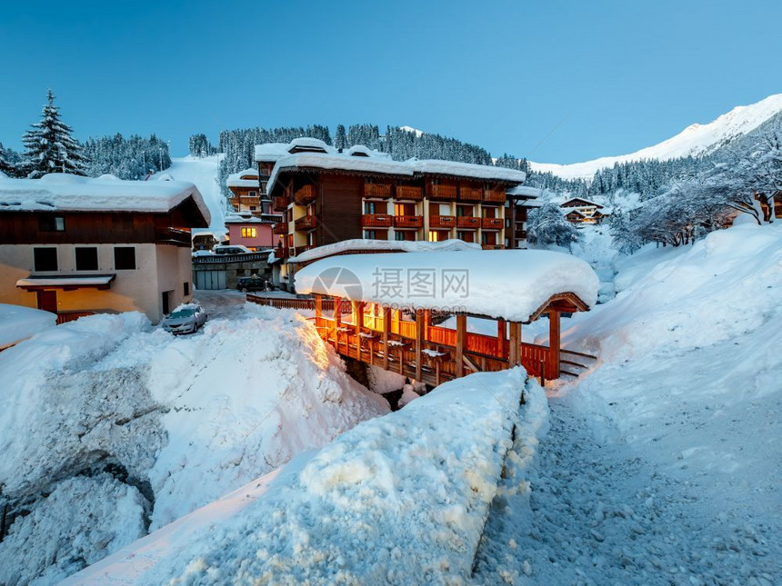 冬季雪景村庄图片