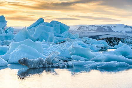 冰岛Jokulsarlon冰川环礁湖日落时冰山景象冷冻约古沙龙天空背景