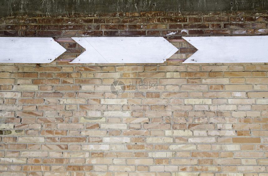 迹象带箭头标志的砖墙有信息号的旧砖墙细节背景抽象的基本图片
