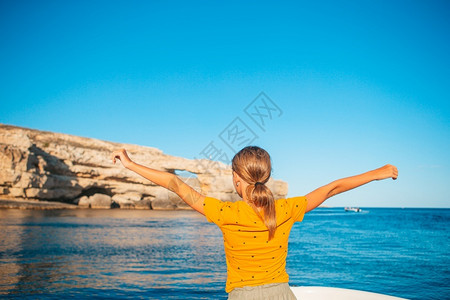 公海中航行小女孩旅游图片