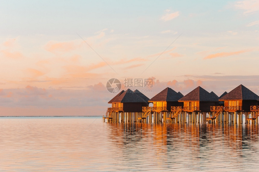 风景优美马尔代夫日落时在马尔代夫的水域小屋上用松软水对马尔代夫进行供水礁天堂图片