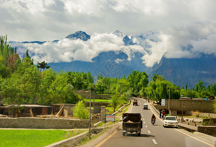 白杨阴影巴基斯坦卡拉科鲁姆公路著名的图片