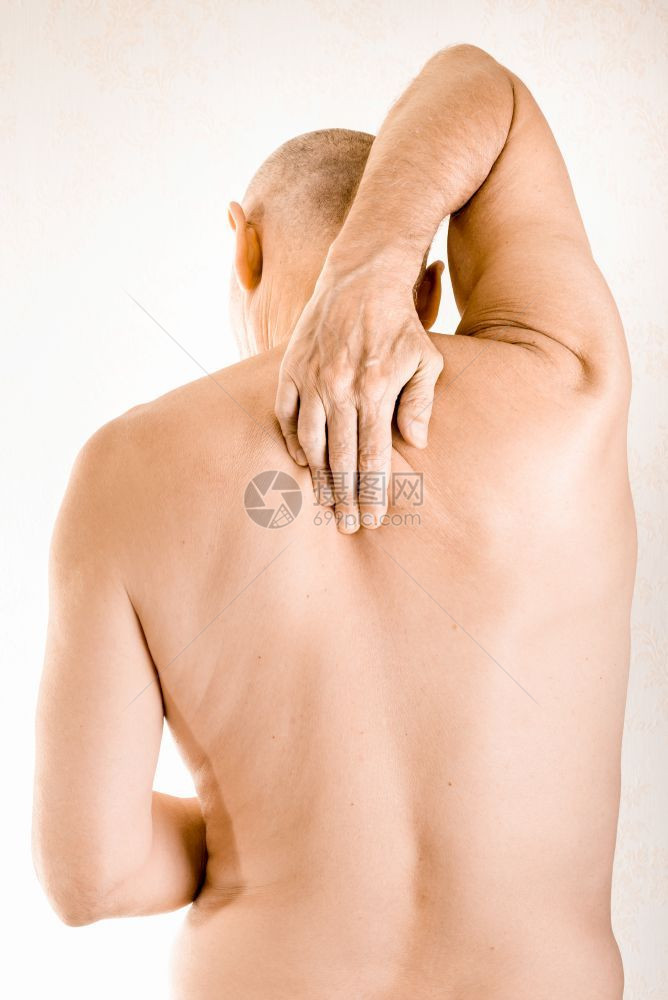 脊柱移位背部在肩膀之间进行按摩因为神经被抽动的脊椎骨脱落导致胸疼痛左上下脊椎骨擦伤58皮卡图片