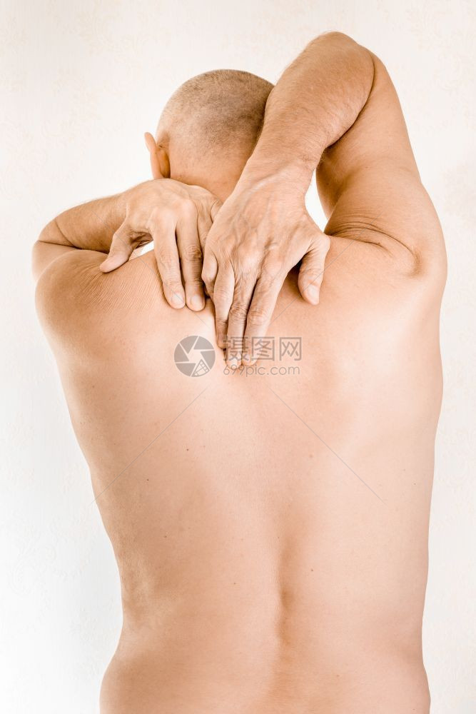 瓜拉纳皮白种人卫生保健背部在肩膀之间进行按摩因为神经被抽动的脊椎骨脱落导致胸疼痛左上下脊椎骨擦伤图片