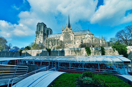 天空巴黎人百万2014年6月PARIS2014年6月圣母教堂夜间与游客一起参观BateauxMouche圣母院每年有120万人到背景图片