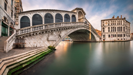 地标历史渠道大运河和里亚尔托大桥的全景意利威尼斯上午图片