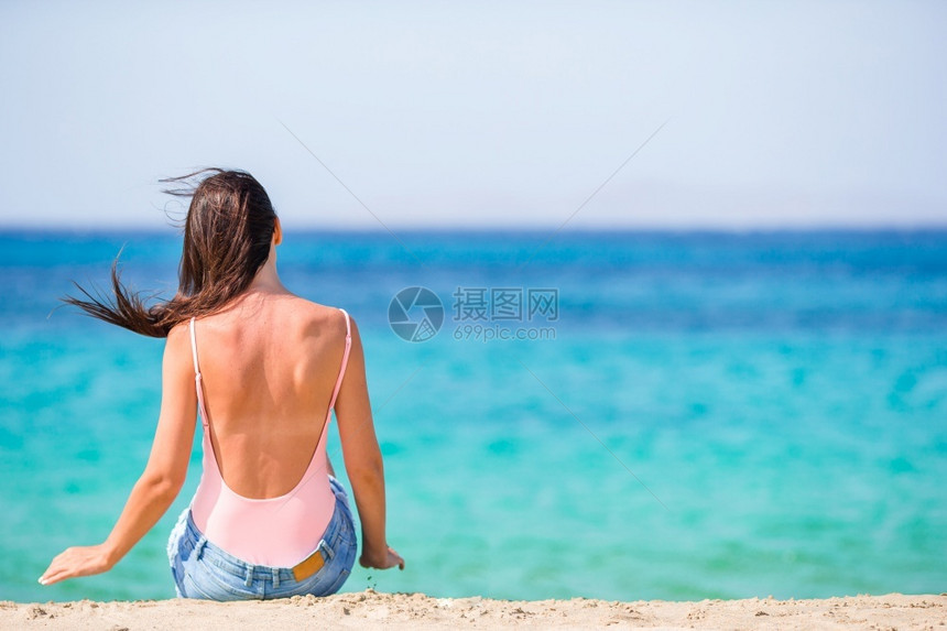 沙滩上的女人享受假期图片