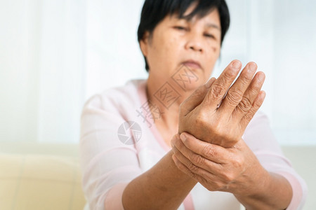 苦难老年妇女的手腕疼痛高龄概念的保健问题病痛萎靡不振图片