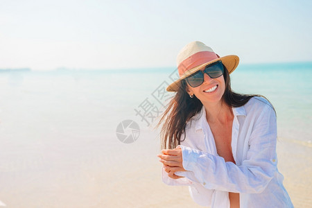 海滩上美女的肖像人躺在海滩上享受暑假看着海夏天的假期微笑目地放松图片
