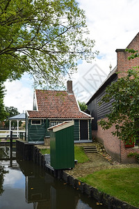 荷兰老房子的景观正面外部水图片