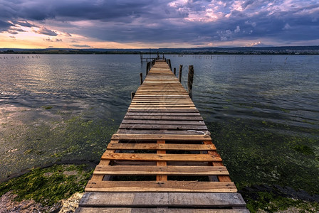 放松湖岸边用木头码的景色令人振奋钓鱼图片