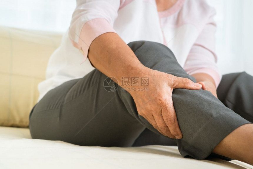 膝盖疼痛的老年女性图片