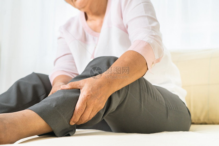 膝盖疼痛的老年妇女图片