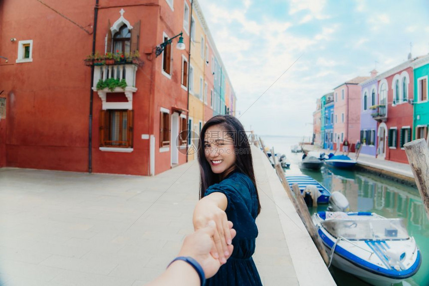 亚洲快乐的一天妇女走出家门肖像美丽的Asiia女人牵着男朋友的手户外头发图片