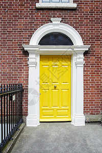 爱尔兰都柏林的一扇黄色门在都柏林向格鲁吉亚门房前经典的结石一种图片