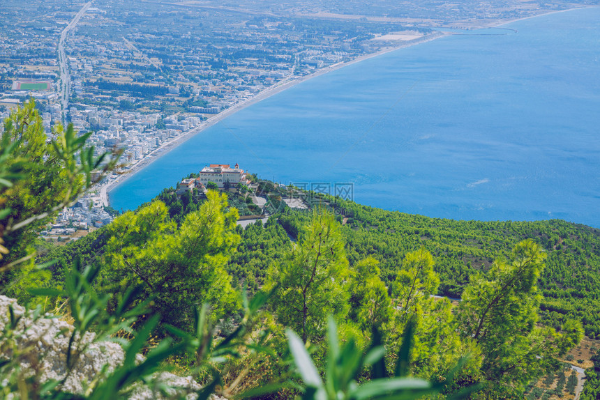 地中海晴天旅游MoniOsiouPatapiou希腊山区和水域蓝海2019年月4日图片
