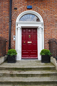 都柏林门历史爱尔兰都柏林的红门向都柏林的格鲁吉亚门房前拱历史的形背景