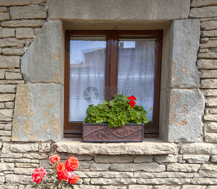 乡村的在石墙上挂花旧窗口地中海家图片