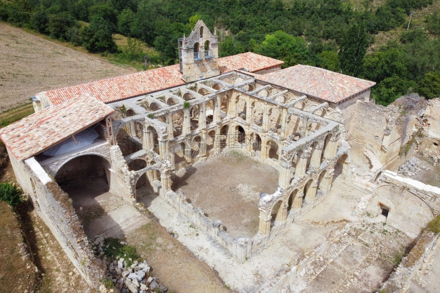 西班牙布尔戈斯圣玛丽亚德里奥塞科一座古老废弃修道院遗址的鸟瞰图西班牙布尔戈斯圣玛丽亚德里奥塞科一座古老废弃修道院遗址的鸟瞰图回廊图片