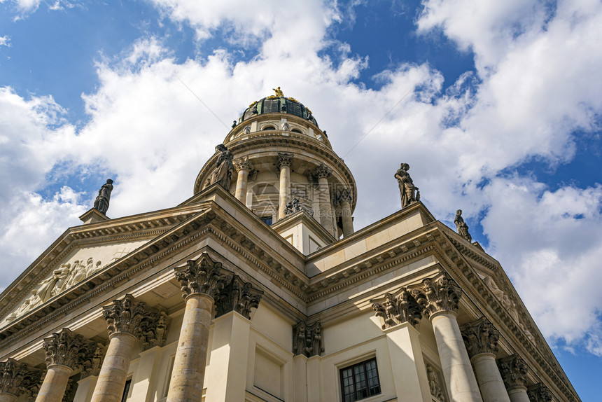 圆顶新教堂的视图德意志大位于柏林的御广场上新教堂德意志大在柏林雕塑塔图片