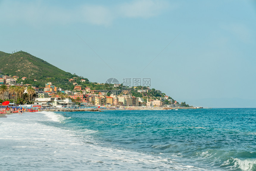 从意大利北部的一个村庄瓦拉兹泽海滩的景在一个美丽的夏日里在海上风景滩有典型的太阳伞和美妙的地中海波空间北方旅行全景图片