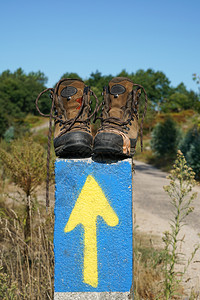 孔波斯特拉朝圣宗教的自然沿詹姆斯之路的一条顶上折断的步行鞋在西班牙圣詹姆斯路上欧洲背景
