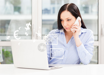 公司的女商人从事电话和计算机工作以及与其客户进行交易的妇女概念照片单位千人技术背景图片
