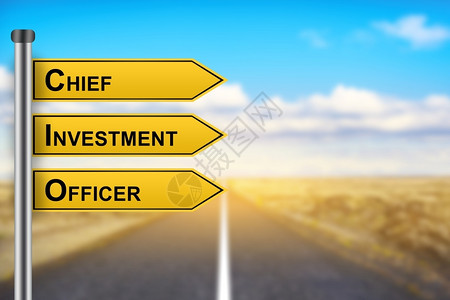 税前信息老板成功首席投资干事或在背景模糊的黄色道路标志上用词设计图片