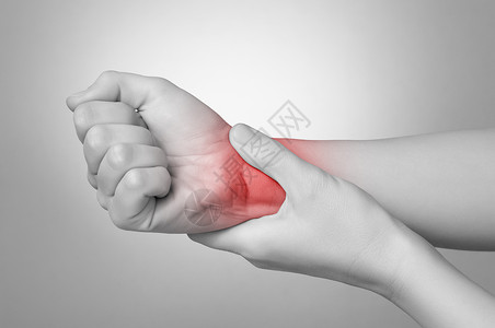 根手白色的一位年轻女握着痛苦的手腕受伤相对强弱指数设计图片