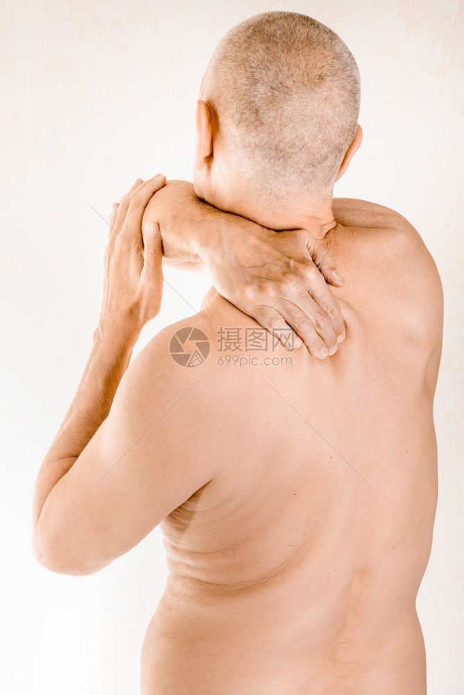 脊背疼痛的老年男性图片