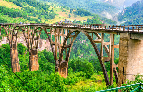杜德维察黑山区塔拉河上的Djurdjevica桥黑山的旅行建筑学风景优美背景