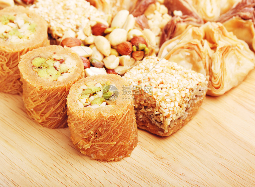 芝麻糖果埃及人木制桌上的不同东方甜食baklava东方SweetBaklava图片