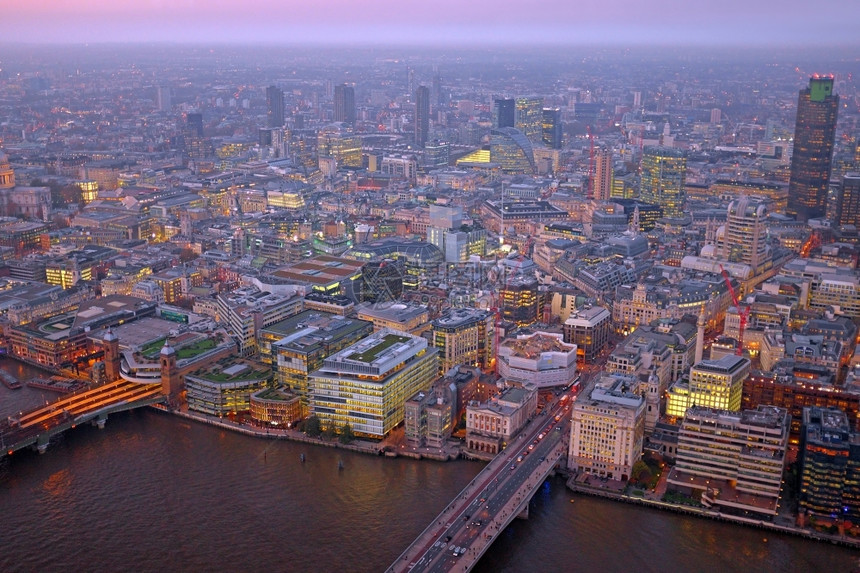 船舶日落时伦敦屋顶观视全景夜间与泰晤士河城市建筑蓝色的地标图片