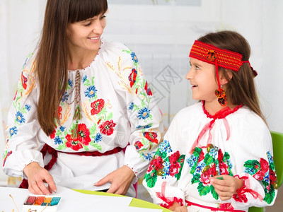 乌克兰布料制作手工艺的母子和亲人们衣服水平的图片