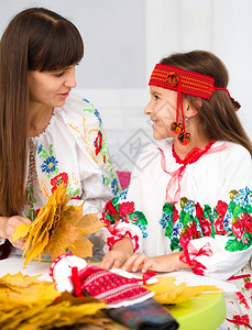乌克兰布料制作手工艺的母子和亲成人坐着黑发图片