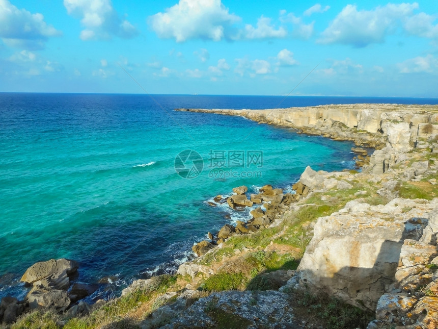卡拉海滨晴天法维尼亚纳湾的绿石水图片