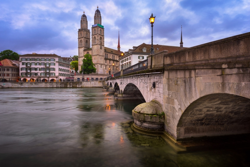 建筑学造上午瑞士苏黎世Grossmunster教堂和Limmat河城市的图片