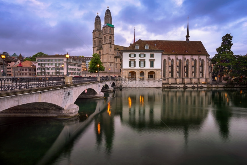 上午瑞士苏黎世Grossmunster教堂和Limmat河宗教城市的建筑学图片