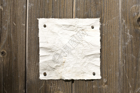 历史木制的垃圾摇滚准备收听您的留言Wooden墙上的反向纸图片