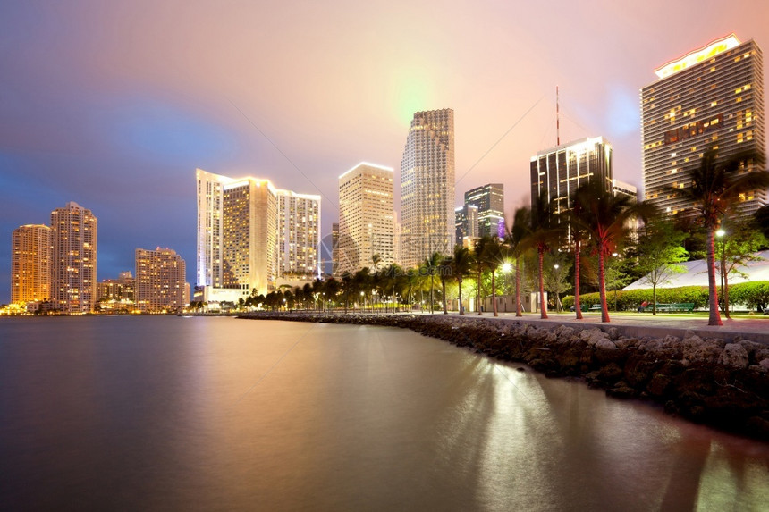 市中心的天线和佛罗里达州迈阿密BrickellKey晚上联合的城市图片
