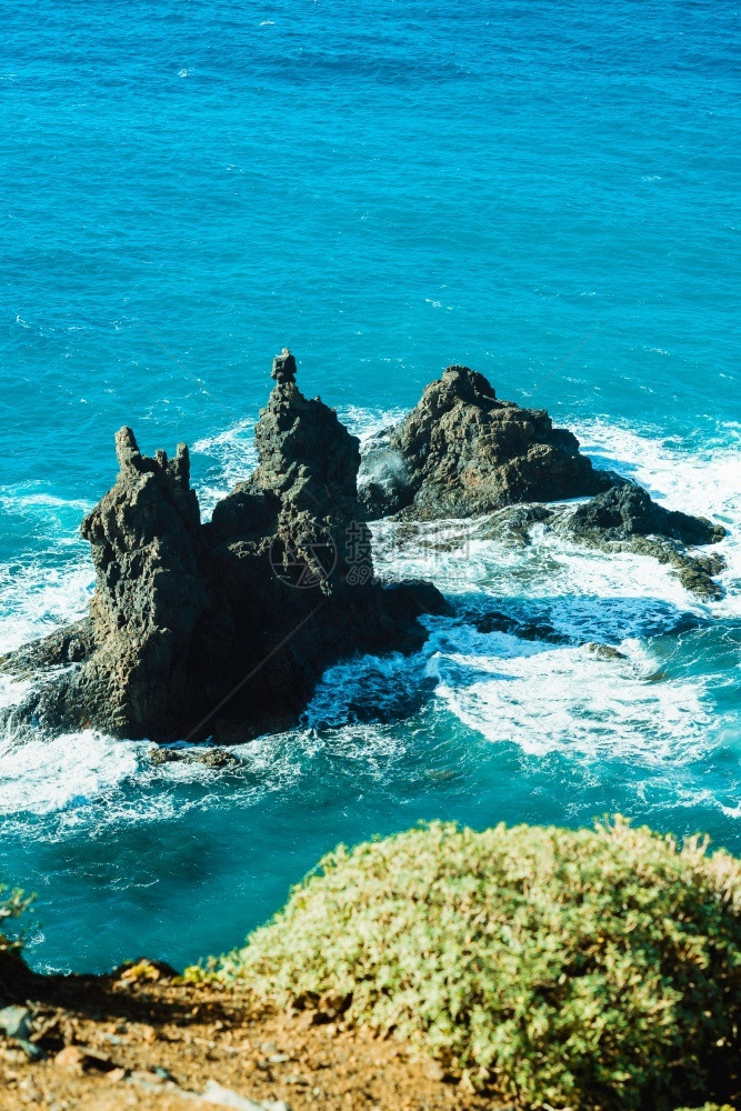 西班牙特内里费岛贝尼霍海滩上的著名贝尼霍岩石观景台海浪破碎的著名贝尼霍岩石观景台西班牙特内里费岛贝尼霍海滩的著名贝尼霍岩石观景台图片