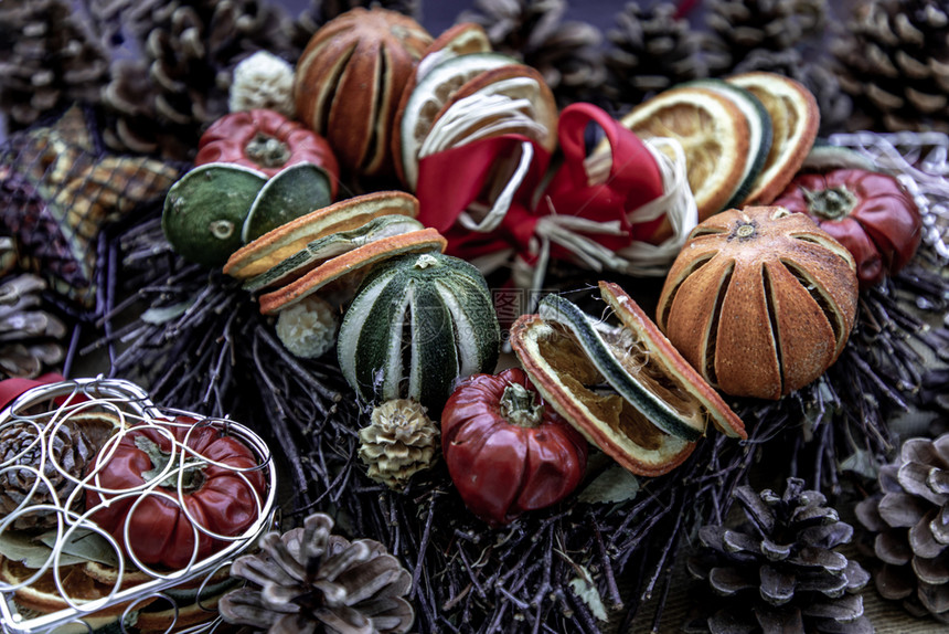 粗麻布关闭圣诞装饰品TwigsChristmas圣诞树棕色天然松果和花边布料上的各种水果自然锥体图片