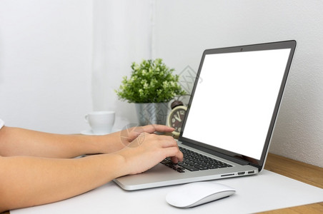 社交媒体概念自由女权手放在白室的键盘笔记本电脑上女孩使用笔记本打字网络搜索浏览软焦点图像社交媒体概念会的自由职业者房间背景图片