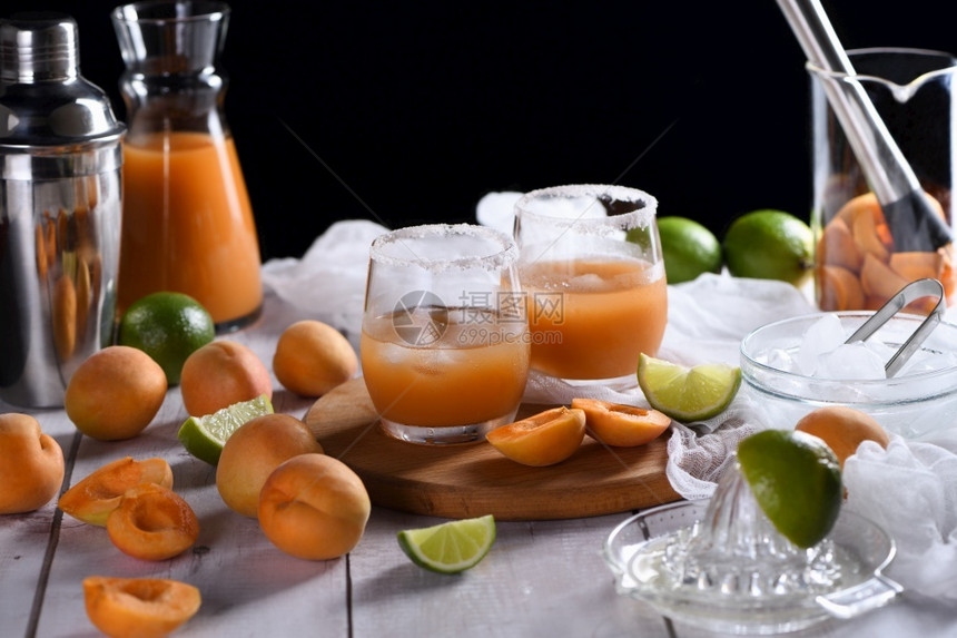 阿普里科特玛格丽塔由新鲜的杏汁果柠檬和龙舌兰制成享受这光亮清新夏日派对鸡尾酒有机的庆典饮料图片