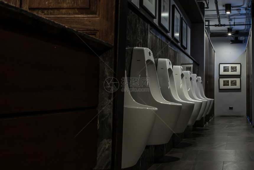 泰国曼谷20年月14日公共绅士厕所内当代公共与男子一起排尿小便和保健概念有选择突出重点新城市上图片
