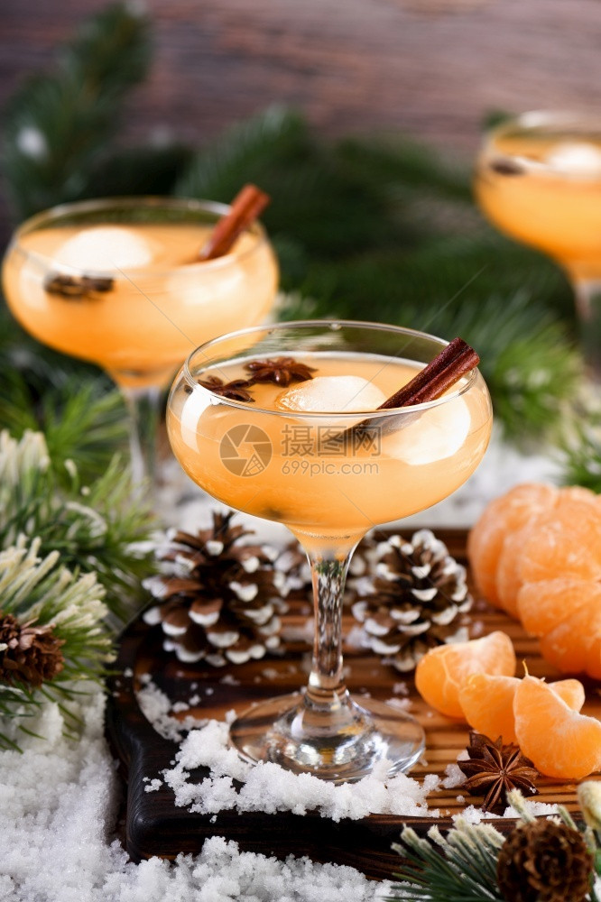 八角生强的内格罗尼鸡尾酒Bourbon与肉桂加通心果汁和恒星Anise为寒冬之夜最舒适的鸡尾酒图片