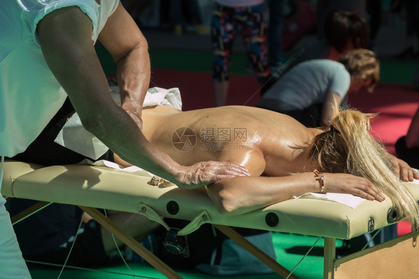 白种人参加体育活动后妇女肩膀手工调整的一郎分管工作员整骨医生物理治疗师图片