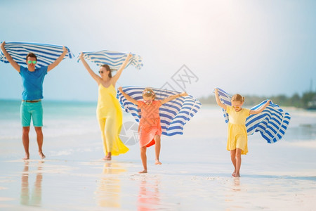 四口全家在海边渡滩度假青年家庭玩得开心多的岛热带童年图片