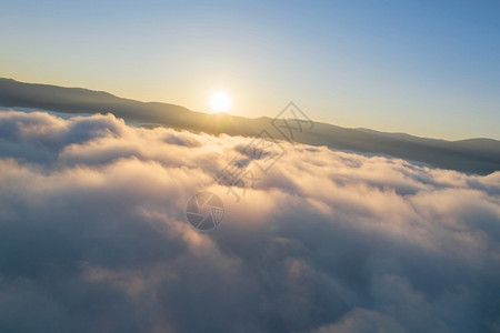 自由在天上飞翔日出时在云上方的自然视野明亮图片